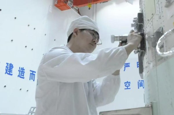 新春走基层·记者体验360行｜“天上”的“太空出差”　地上的航天人坚守